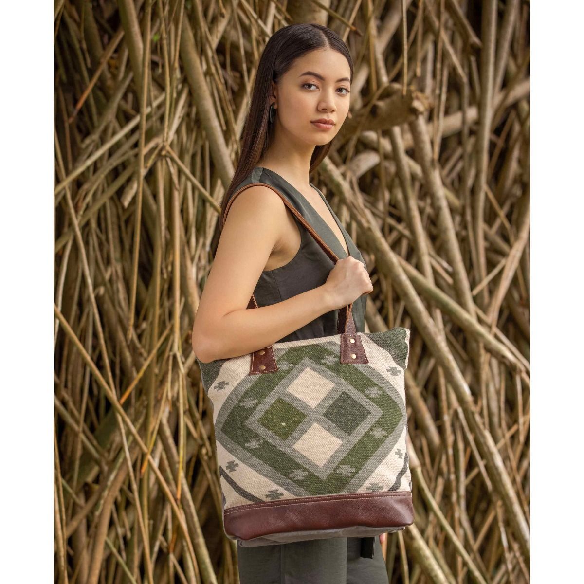 CHECKERED TOTE BAG